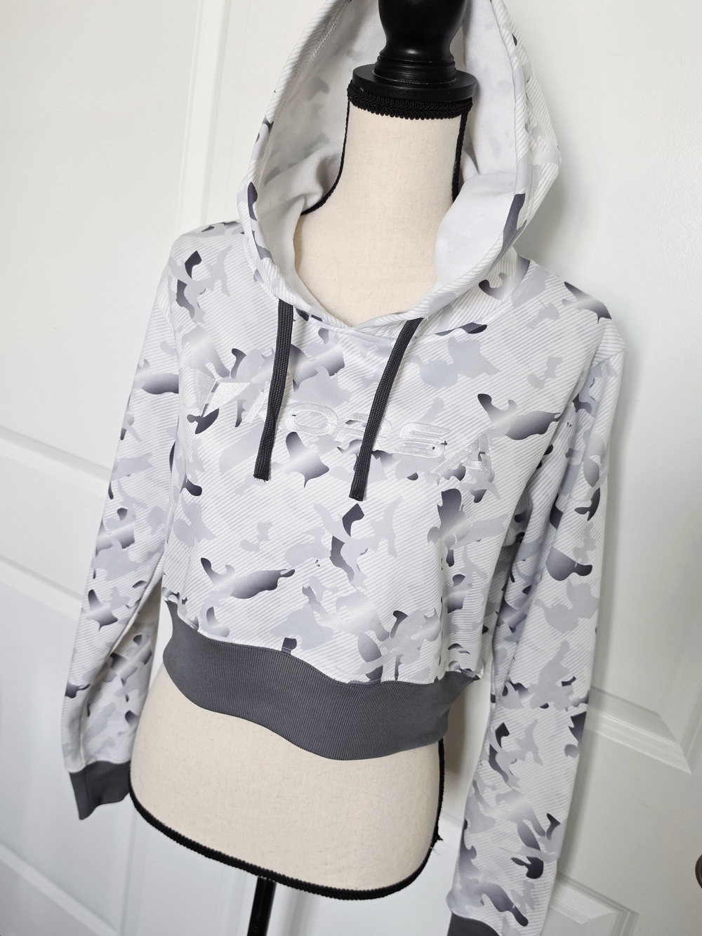 Korsa Running gear Gray and White Camo Active Women's Crop Hoodie size small